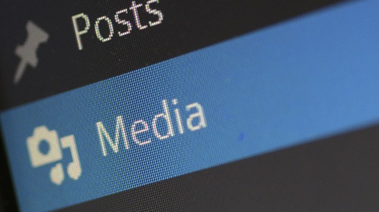 Nahaufnahme auf Spartphone mit Schriftzug Media