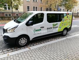 Lieferwagen vom SAEK mobil mit Aufklebern