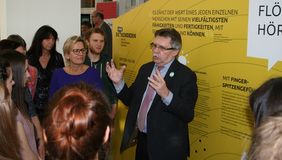 Barbara Klepsch und Stephan P&ouml;hler vor der Wanderausstellung sprechend zum Publikum
