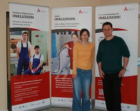 Rollups mit zwei Personen davor