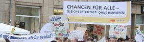 Es werden viele Plakate gezeigt von Demonstraten. Plakate mit Leichte Sprache im Krankenhaus, bei &Auml;mtern, Chancen f&uuml;r alle. 