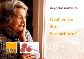 Seniorin mit grauen welligen Haar steht vor dem Fenster und blickt hinaus, dabei hält sie ihre Hand an das Gesicht. Weiter steht auf dem Bild: Leipzig hält zusammen. Erzählen Sie ihre Geschichte