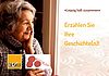 Seniorin mit grauen welligen Haar steht vor dem Fenster und blickt hinaus, dabei hält sie ihre Hand an das Gesicht. Weiter steht auf dem Bild: Leipzig hält zusammen. Erzählen Sie ihre Geschichte