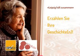Seniorin mit grauen welligen Haar steht vor dem Fenster und blickt hinaus, dabei h&auml;lt sie ihre Hand an das Gesicht. Weiter steht auf dem Bild: Leipzig h&auml;lt zusammen. Erz&auml;hlen Sie ihre Geschichte