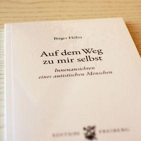 Buch von Biger Höhn "Innenansichten eines autistuschen Menschen"