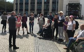 Eine Gruppe von Menschen mit Behinderung w&auml;hrend einer inklusiven Stadtf&uuml;hrung