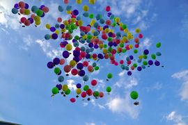 Bunte Luftballons fliegen in den Himmel Blick von unten nach oben