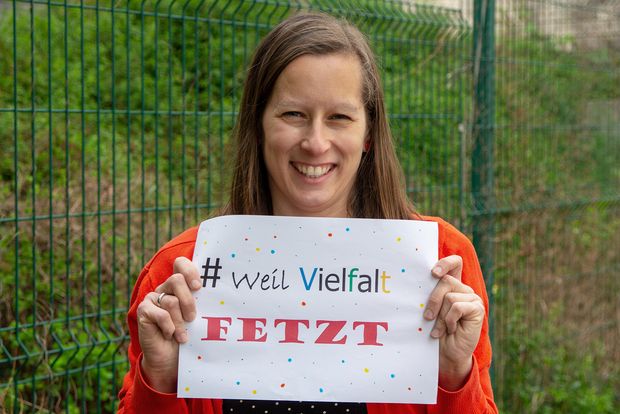 Christine Jeglinsky, Regionalbeauftragte des Inklusionsnetzwerkes Sachsen Christine Jeglinsky halt einen Zettel mit bunten Worten hoch, auf dem steht: # Weil Vielfalt fetzt