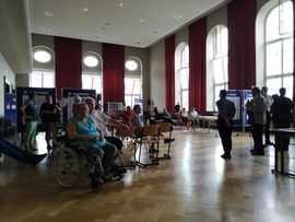 Aula mit Teilnehmer mit und ohne Behinderung 