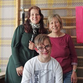 Schulbegleiterin Lydia, Pflegemutter Mandy und Julien 