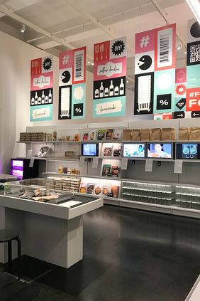 Blick auf einzelnen Ausstellungsst&uuml;cke Tische, Monitore, Bilder