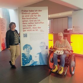 Margita Bischof und Heike Rienäcker vor ihrer Portrait-Wand.