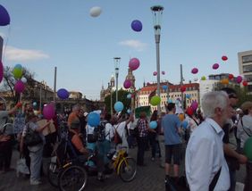 Menschen starten gemeinsam Luftballons