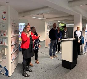 Frau Saupe vom Jobcenter Dresden eröffnet die Veranstaltung