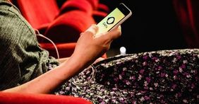 Frau mit Smartphone in der Hand