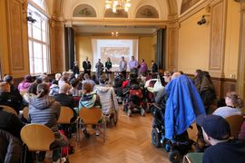 Saal mit gro&szlig;en Publikum von hinten gesehen