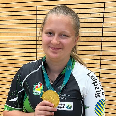 Mandy aus Leipzig zeigt eine ihrer Medaillen in die Kamera.