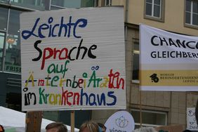 Plakat mit Aufschrift "Leichte Sprache auf &Auml;mtern, im Krankenhaus und bei &Auml;rzten