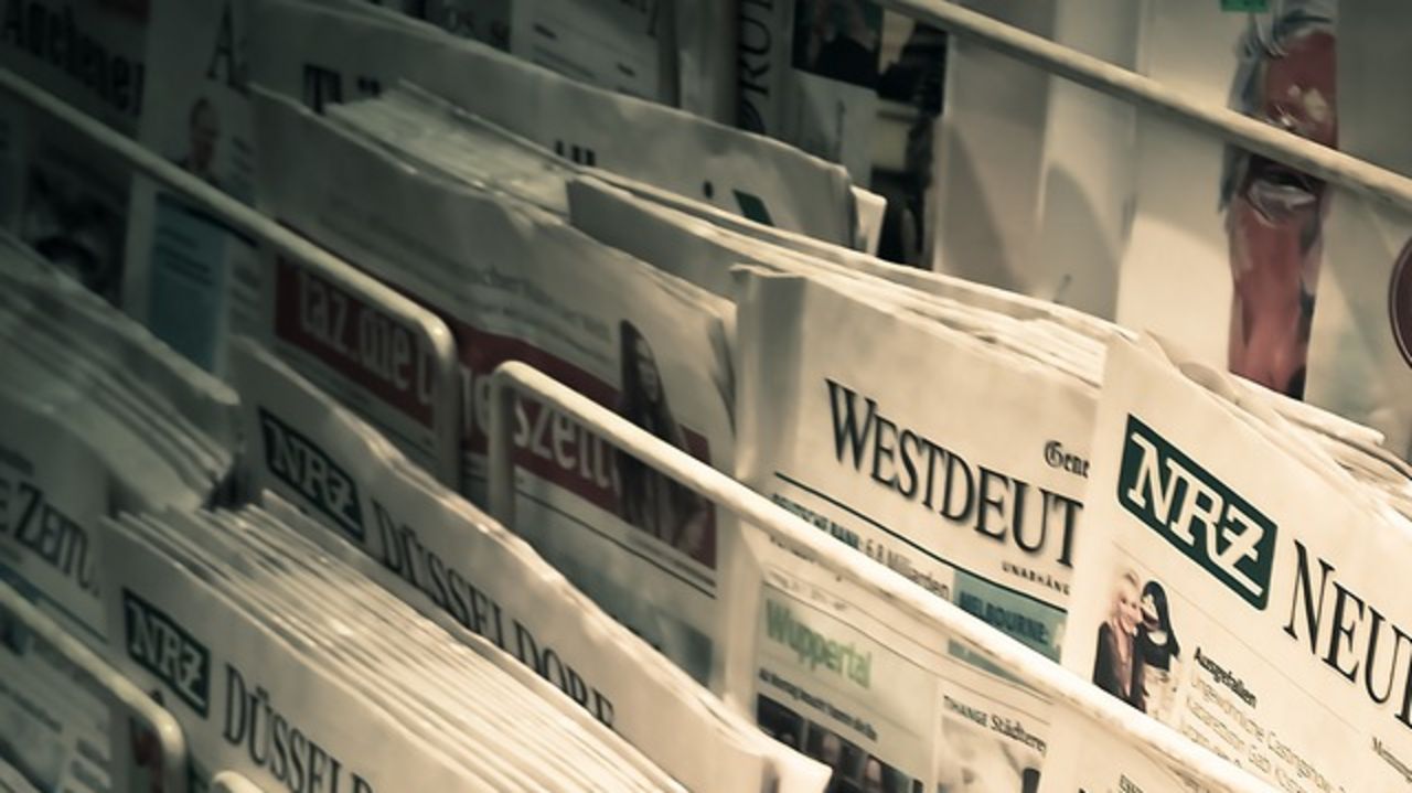 Nachrichten_Zeitschriften Blick auf großen Zeitungsständer