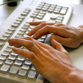 Tastatur mit schreibenden H&auml;nden