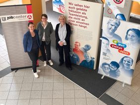Das Wanderausstellungs-Team steht im Foyer des Jobcenters in der Ausstellung