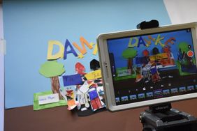 Bildschirm vom PC vor der Leinwand