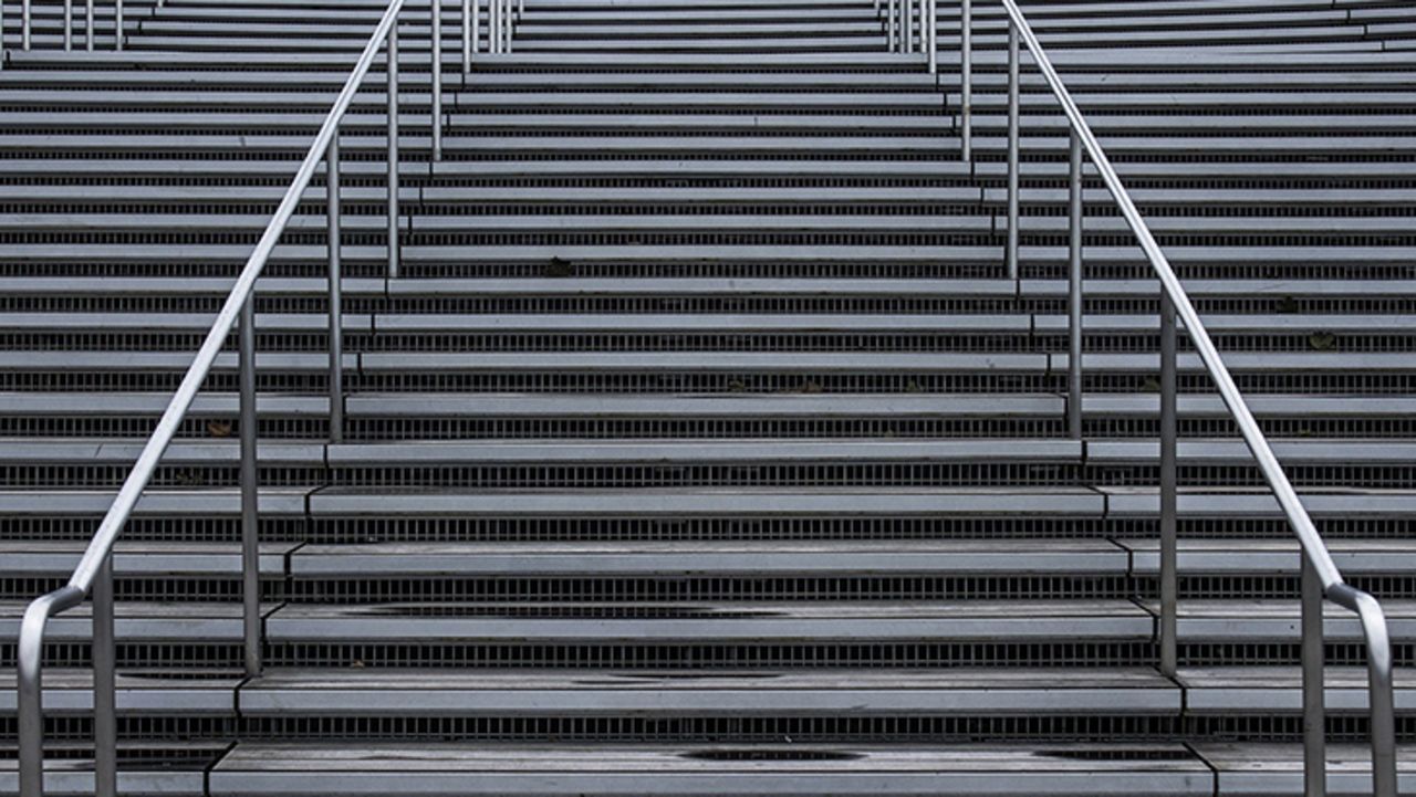 eine sehr lange, breite Treppe