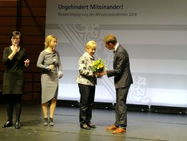 Ministerpr&auml;sident &uuml;berreicht Blumen und gratuliert Gabriela Weck