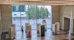 Blick von erh&ouml;hter Position auf die Wanderausstellung Weil Vielfalt fetzt im Hygienemuseum Dresden