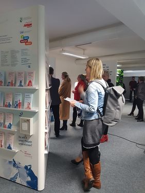 Die Gäste der Eröffnung gehen durch die Ausstellung