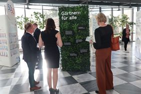 Nach der Eröffnungsveranstaltung schauen sich die Besucher die Ausstellung an