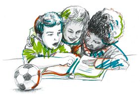 gezeichnetes Bild - drei Jungen schauen sich ein Buch an, davor liegt noch ein Fu&szlig;ball