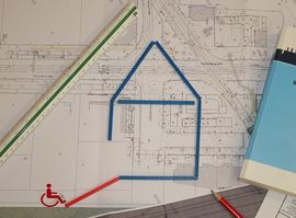 Bauplan mit Haus aus bunten Legest&auml;bchen plus einem Rollstuhlpiktrogramm