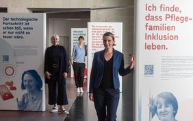 Heike Engelien (vorne rechts), Katja R&ouml;&szlig;ner (links) und Susanne R&ouml;&szlig;ner (hinten mitte) stehen zwischen den Aufstellern ihrer Wanderausstellung im Hygienemuseum