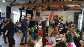 Blick auf die Messe mit St&auml;nden und vielen Personen