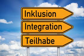 Verkehrsschild mit Pfeilen Richtung Inklusion, Teilhabe und Integration