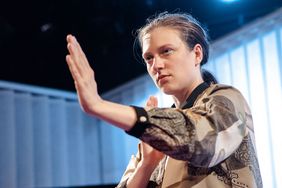 Lara Scherpinksi w&auml;hrend ihrer Performance in Fallsucht