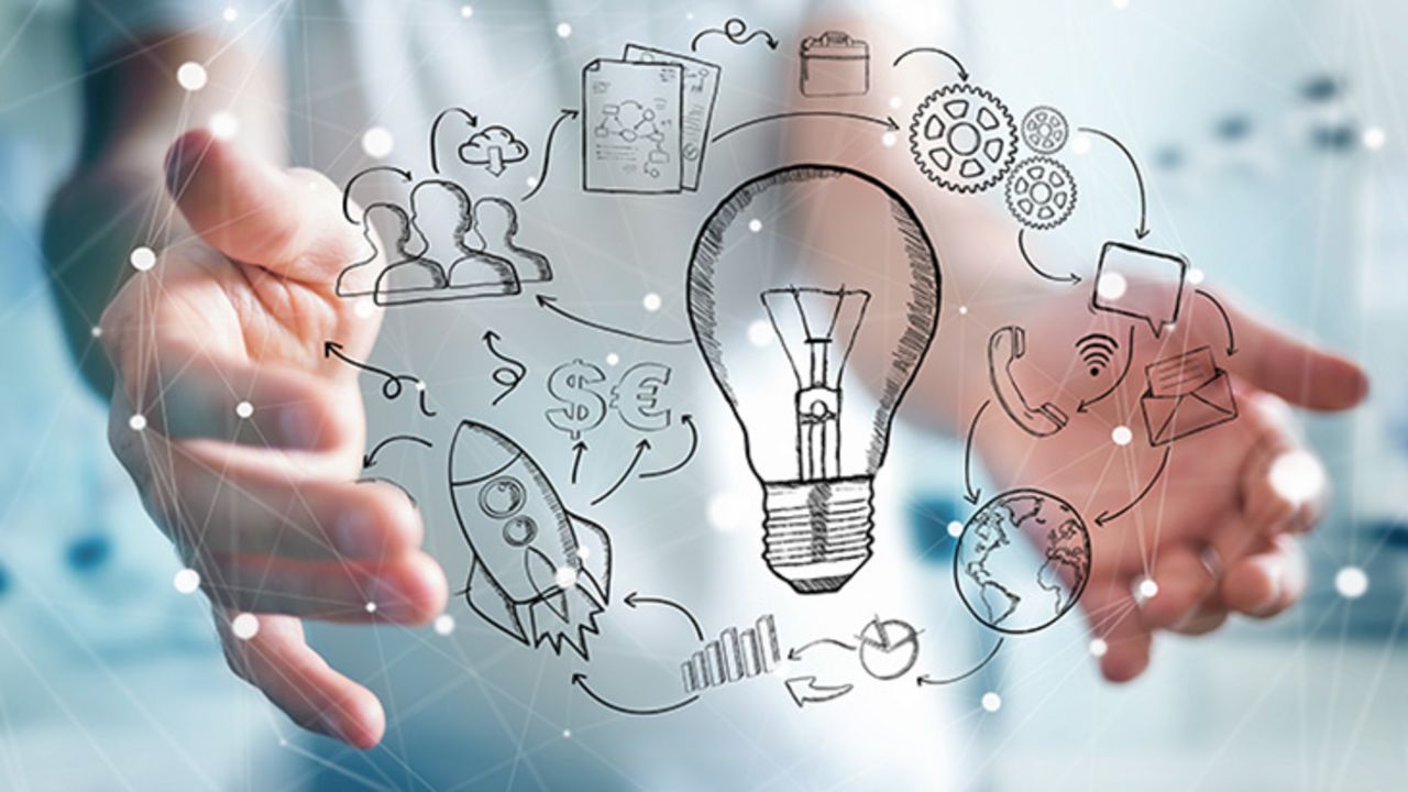 Hände umgreifen eine Wolke gezeichneter Bilder (Glühlampe, Zahnräder, Köpfe, Weltkugel)