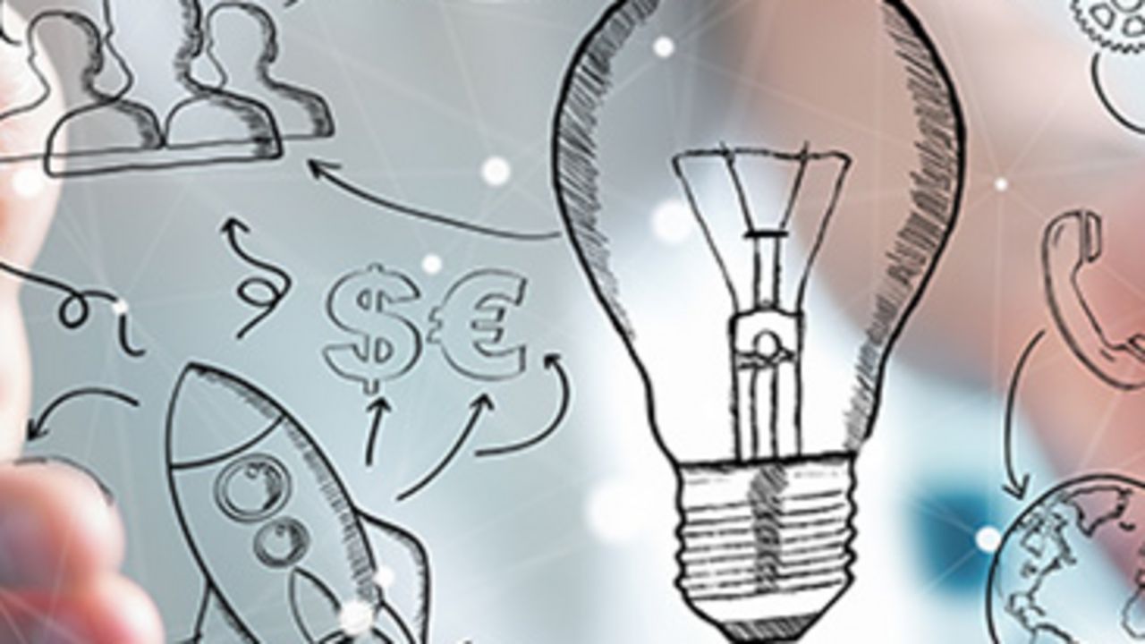 Hände umgreifen eine Wolke gezeichneter Bilder (Glühlampe, Zahnräder, Köpfe, Weltkugel)