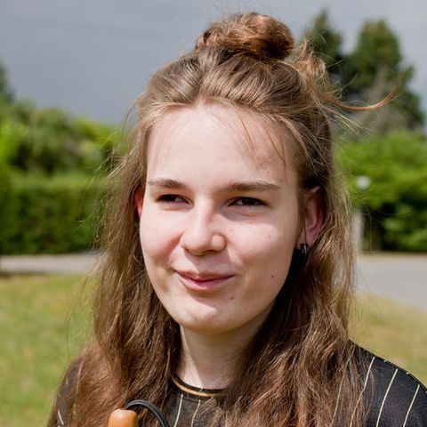 Portrait von Leonie, sie schmunzelt in die Kamera