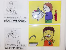 Vier kleine Bilder erkl&auml;ren die Aufgaben im Waschraum