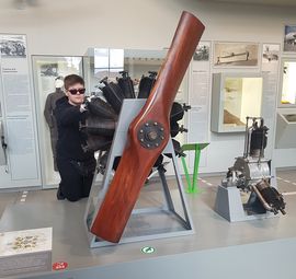 Junge mit Sonnenbrille f&uuml;hlt an der Schiffsschreibe das neue barrierefreie Angebot