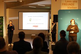 Heike Engelien begr&uuml;&szlig;t die G&auml;ste bei der Er&ouml;ffnung