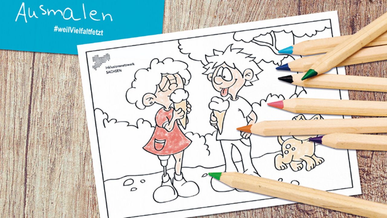 ein teils ausgemaltes Bild mit zwei Kindern darauf, die Eis essen. Das Mädchen hat eine Beinprothese. Auf dem Blatt liegen Buntstifte und darüber steht "Ausmalen #weilvielfaltfetzt"