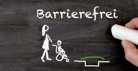 Kreidezeichnung - Frau schiebt Rollstuhl &uuml;ber eine Br&uuml;cke und dem Titel Barrierefrei