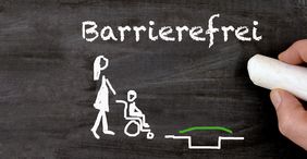 Kreidezeichnung - Frau schiebt Rollstuhl &uuml;ber eine Br&uuml;cke und dem Titel Barrierefrei