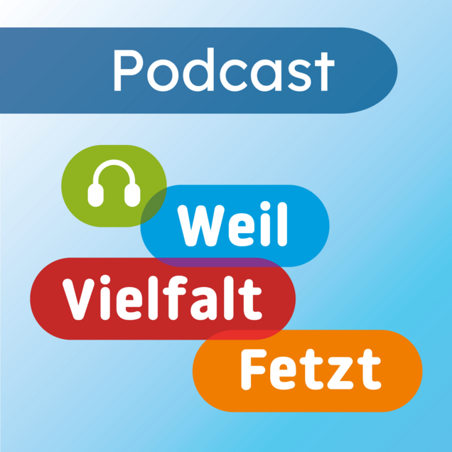 Logo zum Podcast mit buntem Schriftzug # weil Vielfalt fetzt