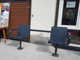 Sitzbank mit zwei Sitzpl&auml;tzen und mittig Platz f&uuml;r den Rollstuhlnutzer