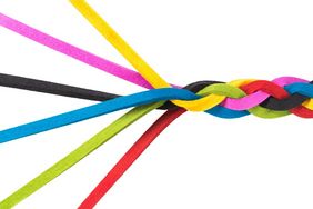 geflochtener Knoten aus bunten Filzf&auml;den 