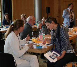 Teilnehmer sind im Gespr&auml;ch vertieft